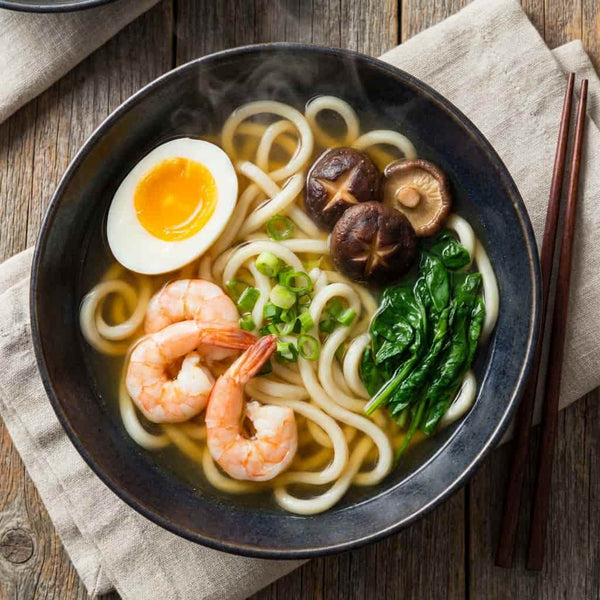 Ramen con Udon, Funghi, Uovo e Gamberetti: La Ricetta Sana Perfetta per il Tuo Benessere