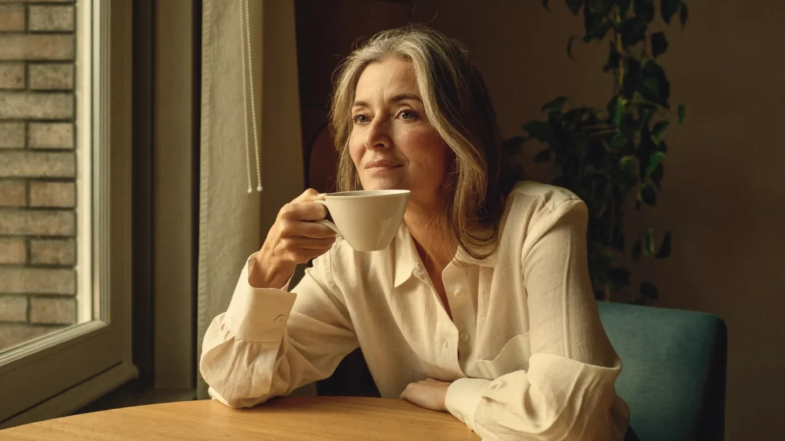 Femme de 52 ans sereine : comprendre les résultats d'une prise de sang de ménopause (FSH, œstradiol)