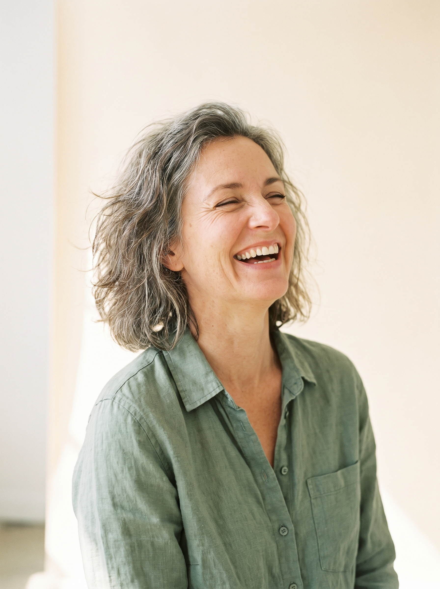 Femme souriante en lumière naturelle